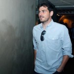 Thủ môn đội trưởng Casillas đi dự tiệc.