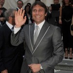 Chú rể Conte mặc vest màu xám bảnh bao, cười rất tươi vẫy chào fan khi tới nhà thờ.