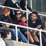 Mọi ngày thường đi xem bố đá bóng với bà nội và các bác nhưng hôm thứ 7 vừa qua, cậu quý tử của C. Ronaldo lại tới sân Bernabeu cùng Irina Shayk, cô bạn gái xinh đẹp quyến rũ của bố.