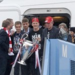 Philipp Lahm và HLV Juup Heynckes cầm Cup đi đầu khi ra khỏi máy bay.
