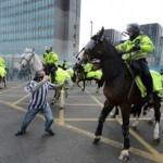 Fan Newcastle đánh nhau với cảnh sát. Ảnh: 1