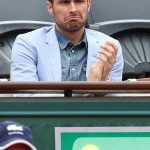 Giroud bĩu môi dài thượt khi ngồi trên khán đài theo dõi trận đấu thuộc vòng 4 Roland Garros giữa Tsonga và Federer.
