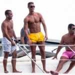 C. Ronaldo đang tận hưởng kỳ nghỉ hè ở vùng biển Miami, Mỹ cùng bạn bè thân thiết. Siêu sao người Bồ Đào Nha thuê hẳn một du thuyền sang trọng để vui chơi cùng bạn bè.