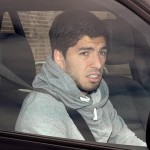 Suarez ngồi trong xe với gương mặt thất thần khi đi ăn trưa với bà xã Sofia Balbi tại nhà hàng San Carlo